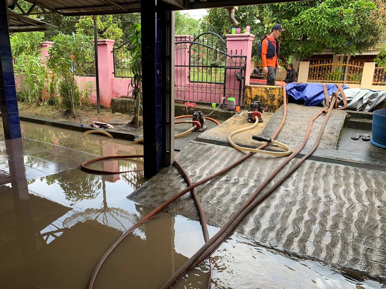 FOTO 15 April_BPBD Kabupaten Muara Enim membantu warga membersihkan rumah dari sisa lumpur banjir yang melanda Kab Muara Enim, Prov Sumatra Selatan