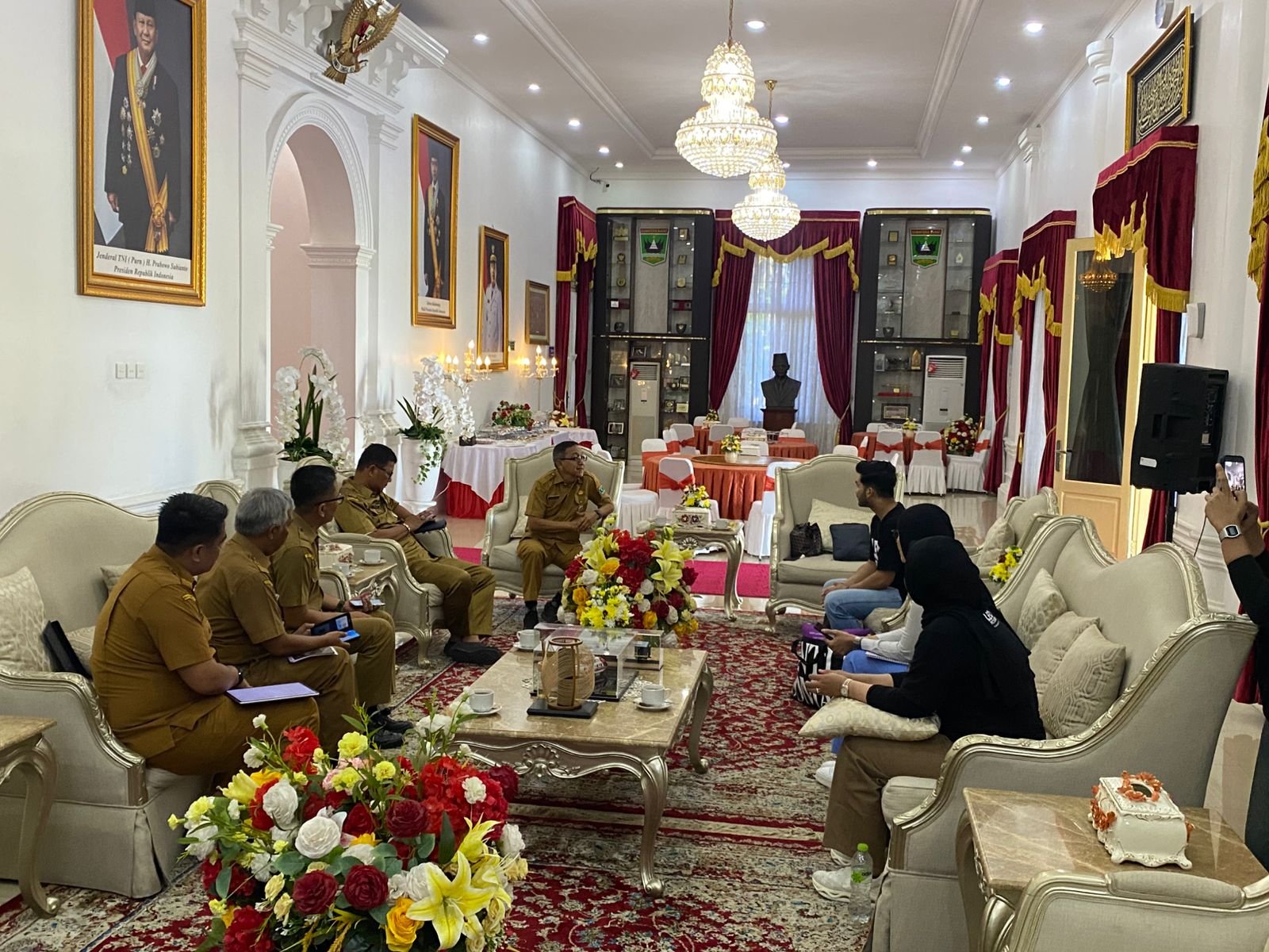 FOTO 16 April_Audiensi para pelaku film bertajuk Jangan Buang Ibu di Pemerintah Provinsi Sumatra Barat. dok. sumbarprov.go.id