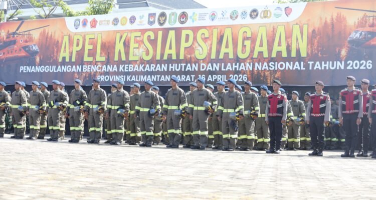 FOTO 16 April_Peserta Apel Kesiapsiagaan Kebakaran Hutan dan Lahan (Karhutla) di Halaman Kantor Gubernur Kalimantan Barat, Kota Pontianak, Provinsi Kalimantan Barat.