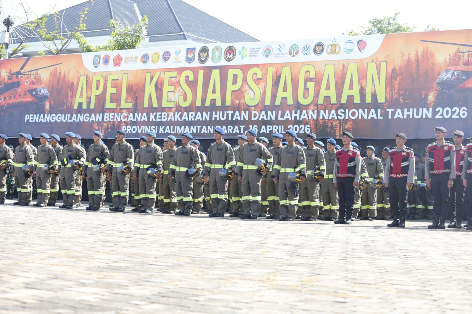 FOTO 16 April_Peserta Apel Kesiapsiagaan Kebakaran Hutan dan Lahan (Karhutla) di Halaman Kantor Gubernur Kalimantan Barat, Kota Pontianak, Provinsi Kalimantan Barat.