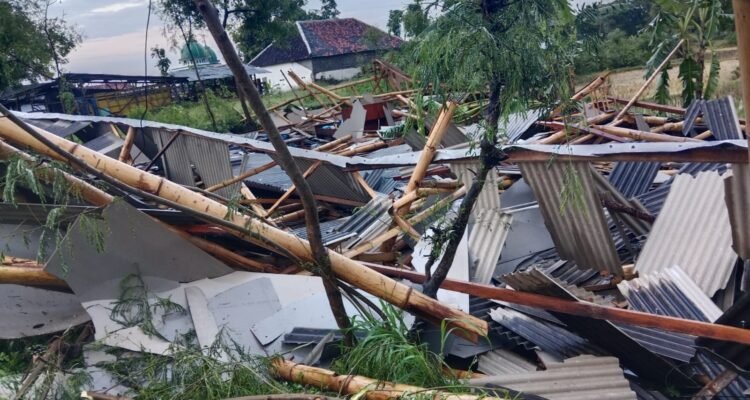 FOTO 2 April_Bencana angin kencang sebabkan rumah rusak sedang dan rusak ringan di Kabupaten Probolinggo, Jawa Timur. bpbd