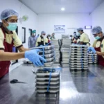 FOTO 20 April_Para petugas mempersiapkan Makanan Bergizi Gratis (MBG). (dok. umkm.go.id)