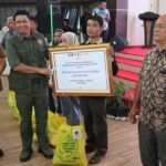 FOTO 22 April_Penyerahan dana stimulan perbaikan rumah warga terdampak Siklon Senyar di Gedung GOR Pandan, Sibolga, Tapanuli Tengah. dok. bnpb