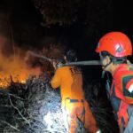 FOTO 22 April_Petugas melakukan penanganan karhutla di Kampung Sekolaq Joleq, Kecamatan Sekolaq Darat, Kabupaten Kutai Barat, Provinsi Kalimantan Timur.