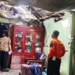 FOTO 25 April_Personil BPBD Kabupaten Takalar, Sulawesi Selatan melakukan asesmen rumah warga terdampak angin kencang di Kel Sabintang, Kec Pattallassang, Kab Takalar, Prov Sulsel