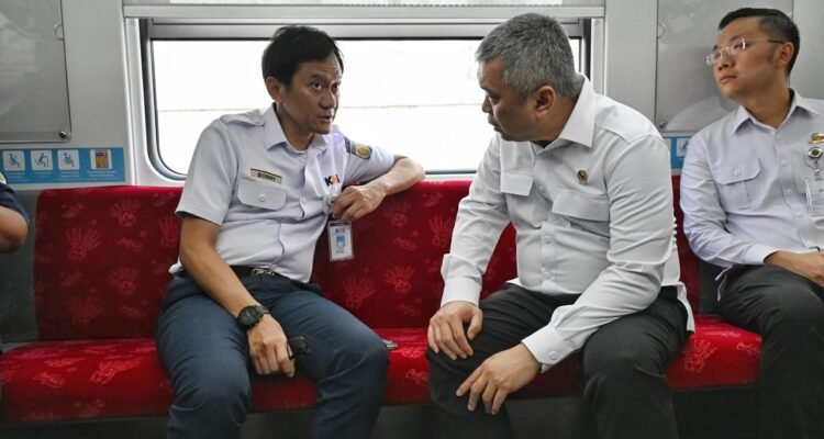 FOTO 29 April_Menteri Perhubungan (Menhub) Dudy Purwagandhi saat meninjau dan memastikan kesiapan Stasiun Bekasi Timur. 1