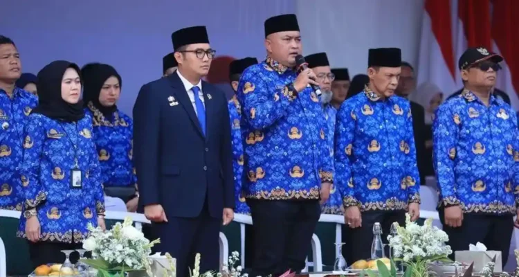 FOTO 3 April_Bupati Bogor Rudy Susmanto (ketiga dari kanan) memberikan arahan kepada ASN Kabupaten Bogor saat apel di Cibinong. dok diskominfo