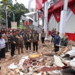 FOTO 3 April_Kepala BNPB Letjen TNI Suharyanto didampingi jajaran Pemerintah Provinsi Sulawesi Utara di Gedung Koni yang terdampak gempa M 7,6 di Kota Manado, Sulut
