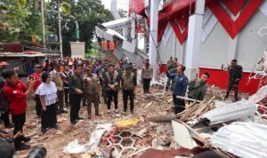 FOTO 3 April_Kepala BNPB Letjen TNI Suharyanto didampingi jajaran Pemerintah Provinsi Sulawesi Utara di Gedung Koni yang terdampak gempa M 7,6 di Kota Manado, Sulut