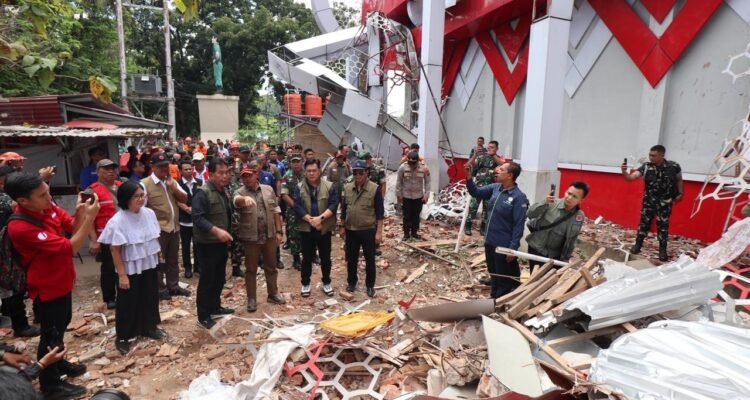 FOTO 3 April_Kepala BNPB Letjen TNI Suharyanto didampingi jajaran Pemerintah Provinsi Sulawesi Utara di Gedung Koni yang terdampak gempa M 7,6 di Kota Manado, Sulut