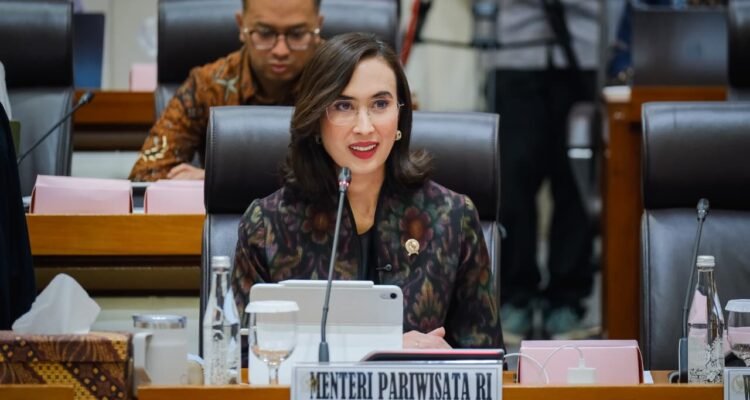 FOTO 3 April_Menteri Pariwisata Widiyanti Putri Wardhana dalam Rapat Kerja bersama Komisi VII DPR, Jakarta. kemenpar