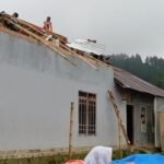 FOTO 30 April_Angin puting beliung menerjang rumah warga di Kabupaten Banjarnegara, Provinsi Jawa Tengah.