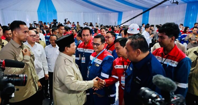 FOTO 30 April_Saat melakukan groundbreaking proyek hilirisasi nasional Tahap II di Refinery Unit IV Cilacap, Provinsi Jawa Tengah