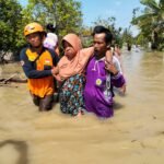 FOTO 4 April_Petugas BPBD Kabupaten Demak membantu evakuasi warga dari banjir yang melanda wilayah Kabupaten Demak, Jawa Tengah