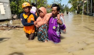 FOTO 4 April_Petugas BPBD Kabupaten Demak membantu evakuasi warga dari banjir yang melanda wilayah Kabupaten Demak, Jawa Tengah