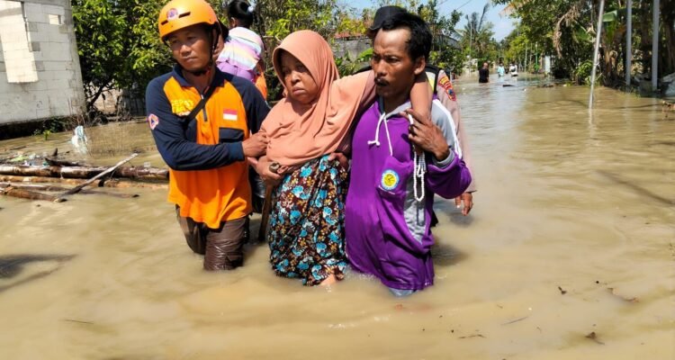 FOTO 4 April_Petugas BPBD Kabupaten Demak membantu evakuasi warga dari banjir yang melanda wilayah Kabupaten Demak, Jawa Tengah