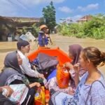 FOTO 4 April_Petugas BPBD Kabupaten Demak mengevakuasi warga terdampak banjir di wilayah Kabupaten Demak, Jawa Tengah. bpbd