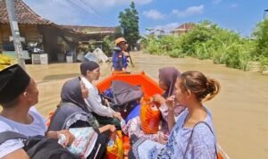 FOTO 4 April_Petugas BPBD Kabupaten Demak mengevakuasi warga terdampak banjir di wilayah Kabupaten Demak, Jawa Tengah. bpbd
