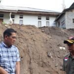 FOTO 4 April_Saat meninjau talud yang rusak akibat gempa Magnitudo 7,6 di Kelurahan Manembo - Nembo Tengah, Kec Matuari, Kota Bitung, Sulawesi Utara