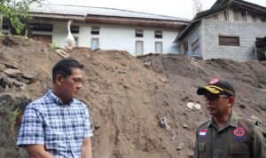 FOTO 4 April_Saat meninjau talud yang rusak akibat gempa Magnitudo 7,6 di Kelurahan Manembo - Nembo Tengah, Kec Matuari, Kota Bitung, Sulawesi Utara