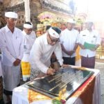 FOTO 4 April_Wali Kota Jaya Negara juga turut menandatangani prasasti pelaksanaan Karya Ngenteg Linggih