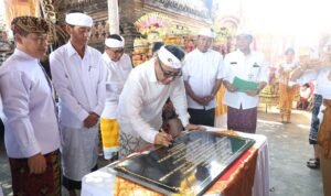 FOTO 4 April_Wali Kota Jaya Negara juga turut menandatangani prasasti pelaksanaan Karya Ngenteg Linggih