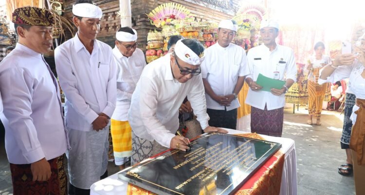 FOTO 4 April_Wali Kota Jaya Negara juga turut menandatangani prasasti pelaksanaan Karya Ngenteg Linggih