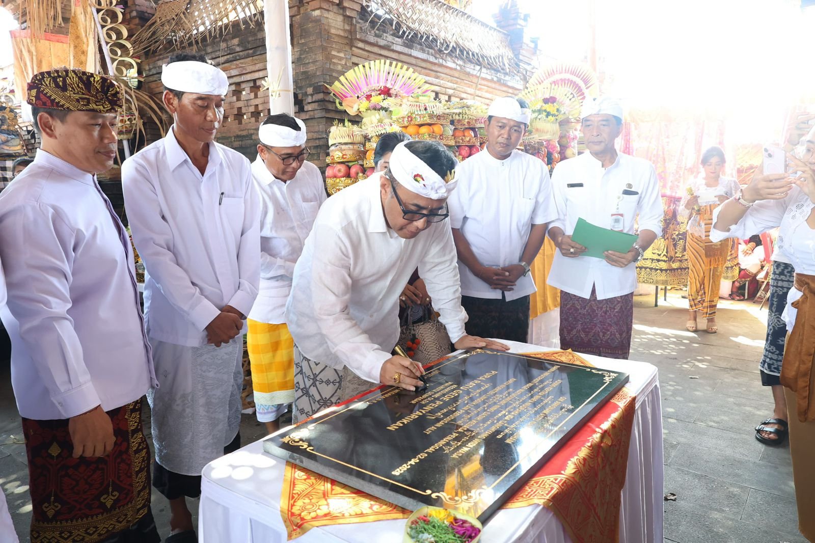 FOTO 4 April_Wali Kota Jaya Negara juga turut menandatangani prasasti pelaksanaan Karya Ngenteg Linggih
