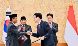 FOTO 5 April_Menteri Energi dan Sumber Daya Mineral (ESDM) Bahlil Lahadalia melakukan penandatanganan tiga kesepakatan ini