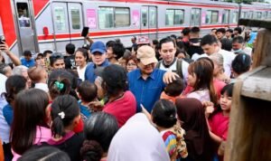 FOTO 6 April_Presiden Prabowo Subianto menyapa masyarakat di pemukiman padat penduduk, di Kelurahan Kramat, Kecamatan Senen, Jakarta Pusat