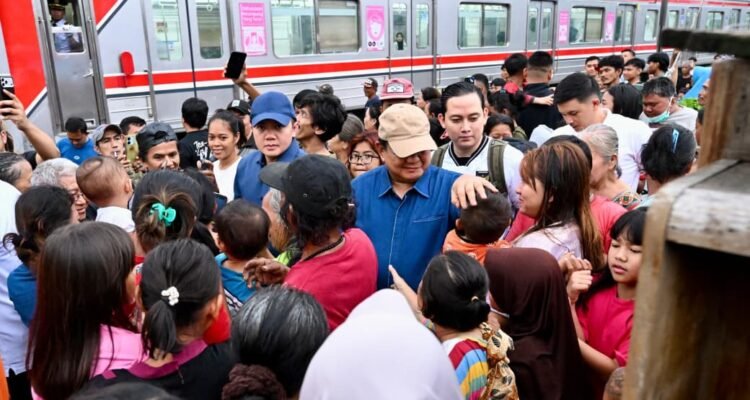 FOTO 6 April_Presiden Prabowo Subianto menyapa masyarakat di pemukiman padat penduduk, di Kelurahan Kramat, Kecamatan Senen, Jakarta Pusat