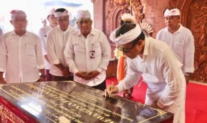 FOTO 6 April_Upacara melaspas lan mendem pedagingan Balai Banjar Sawah, Desa Adat Pedungan, bertepatan dengan Rahina Purnama Kedasa, Wrespati Watugunung