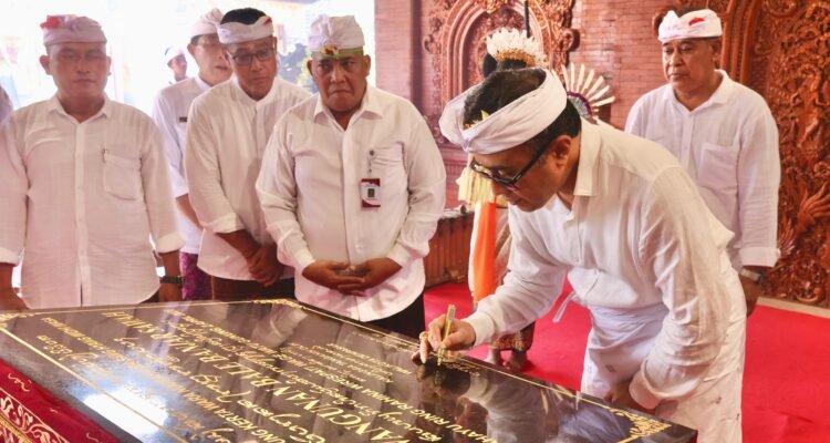FOTO 6 April_Upacara melaspas lan mendem pedagingan Balai Banjar Sawah, Desa Adat Pedungan, bertepatan dengan Rahina Purnama Kedasa, Wrespati Watugunung