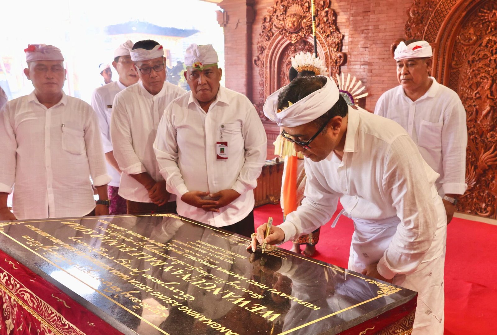 FOTO 6 April_Upacara melaspas lan mendem pedagingan Balai Banjar Sawah, Desa Adat Pedungan, bertepatan dengan Rahina Purnama Kedasa, Wrespati Watugunung