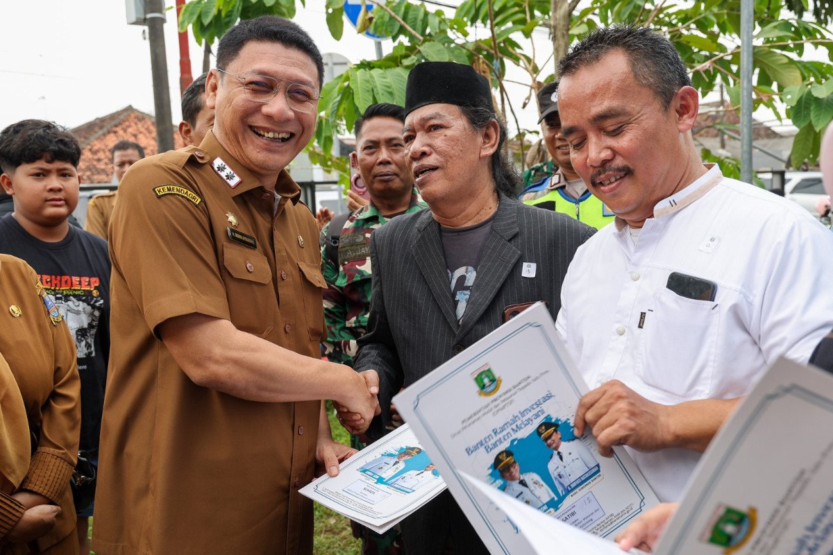 FOTO 7 April_Kegiatan Peluncuran Mobil Pendampingan on The Spot Layanan Terintegrasi (POLI) Perizinan di Halaman Pasar Baros, Kabupaten Serang, Banten