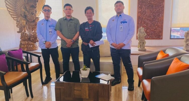 FOTO 7 April_Proses serah terima Heru Partiman dari otoritas Border Guard Vietnam kepada pihak Konsulat Jenderal Republik (KJRI) Ho Chi Minh City