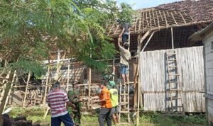 FOTO 8 April_Rumah warga rusaka akibat angin kencang di Desa Ngadipiro dan Wilangan, Kecamatan Wilangan, Kab Nganjuk, Jawa Timur. bpbd