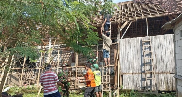 FOTO 8 April_Rumah warga rusaka akibat angin kencang di Desa Ngadipiro dan Wilangan, Kecamatan Wilangan, Kab Nganjuk, Jawa Timur. bpbd