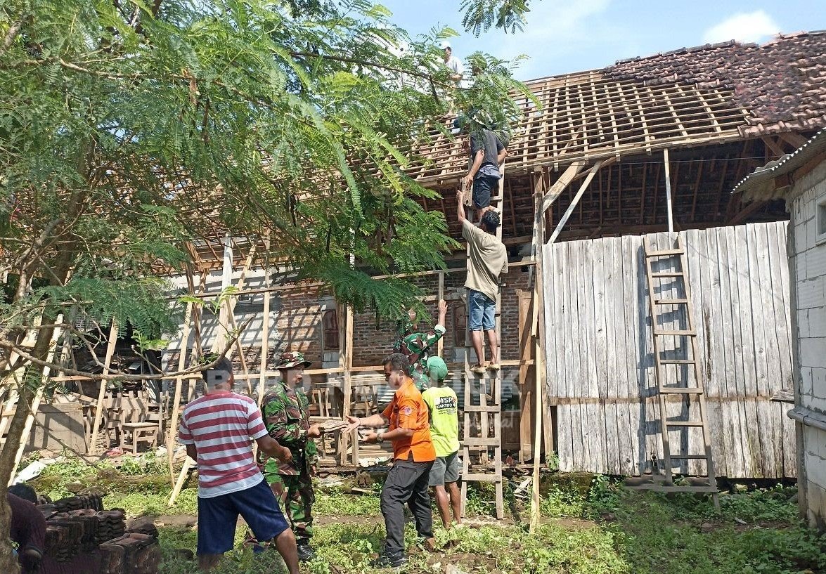 FOTO 8 April_Rumah warga rusaka akibat angin kencang di Desa Ngadipiro dan Wilangan, Kecamatan Wilangan, Kab Nganjuk, Jawa Timur. bpbd
