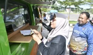 FOTO 9 April_Aktivitas warga Kota Padang mendapatkan layanan pajak keliling. dok.padang.go.id