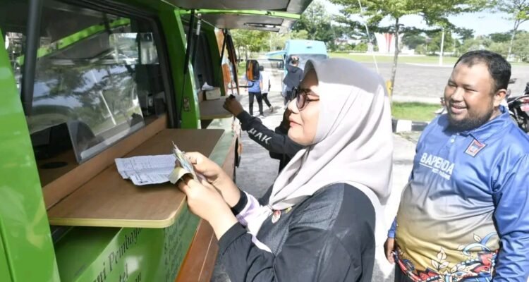 FOTO 9 April_Aktivitas warga Kota Padang mendapatkan layanan pajak keliling. dok.padang.go.id