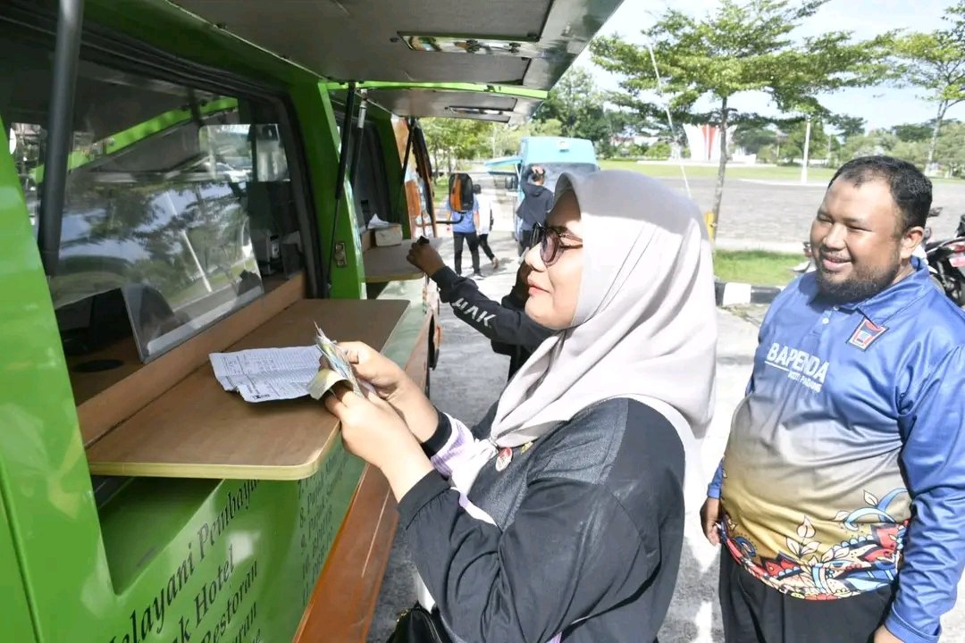 FOTO 9 April_Aktivitas warga Kota Padang mendapatkan layanan pajak keliling. dok.padang.go.id