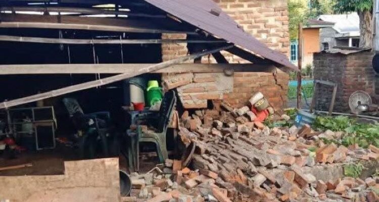 FOTO 9 April_Kondisi rumah warga terdampak gempa di Desa Terong, Kecamatan Adonara Timur, Kabupaten Flores Timur, Nusa Tenggara Timur. dok. bpbd