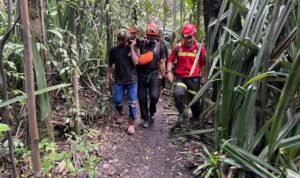 FOTO 10 Mei_Tim SAR Gabungan membawa korban erupsi Gunung Api Dukono di Halmahera Utara, Maluku Utara. bnpb