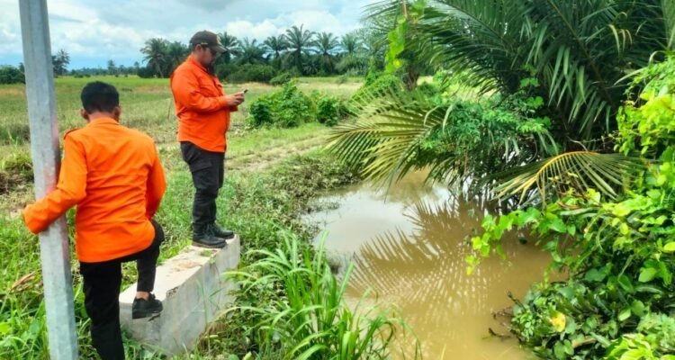 FOTO 11 Mei_Tim BPBD Kabupaten Luwu Timur memantau tinggi muka air di daerah terdampak banjir Desa Balo-Balo, Kec Wotu, Kab Luwu Timur, Prov Sulawesi Selatan. bpbd