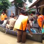 FOTO 12 Mei_BPBD Kota Tebing Tinggi mengerahkan perahu untuk evakuasi warga terdampak banjir. dok. bpbd