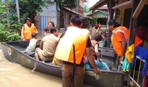 FOTO 12 Mei_BPBD Kota Tebing Tinggi mengerahkan perahu untuk evakuasi warga terdampak banjir. dok. bpbd