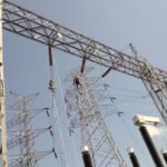 FOTO 12 Mei_Para petugas tengah memperbaiki jaringan listrik di gardu induk. dok. pln.co.id