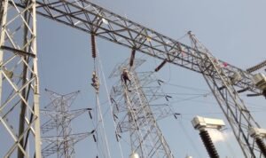 FOTO 12 Mei_Para petugas tengah memperbaiki jaringan listrik di gardu induk. dok. pln.co.id