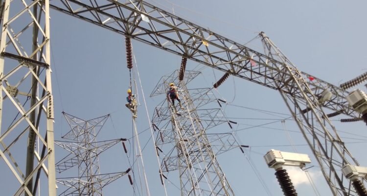 FOTO 12 Mei_Para petugas tengah memperbaiki jaringan listrik di gardu induk. dok. pln.co.id